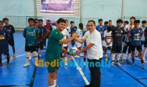 Ketua Asosiasi Futsal Provinsi (AFP) Sulawesi Utara (Sulut) Meyvo Rumengan bersama Coach Eka Sanjaya di GOR Vista Malalayang. (foto : mediaalternatif)