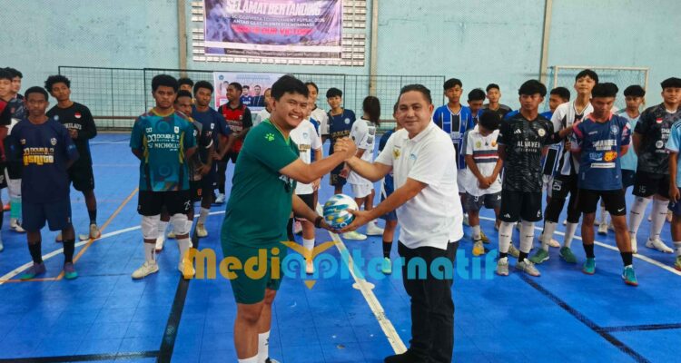 Ketua Asosiasi Futsal Provinsi (AFP) Sulawesi Utara (Sulut) Meyvo Rumengan bersama Coach Eka Sanjaya di GOR Vista Malalayang. (foto : mediaalternatif)