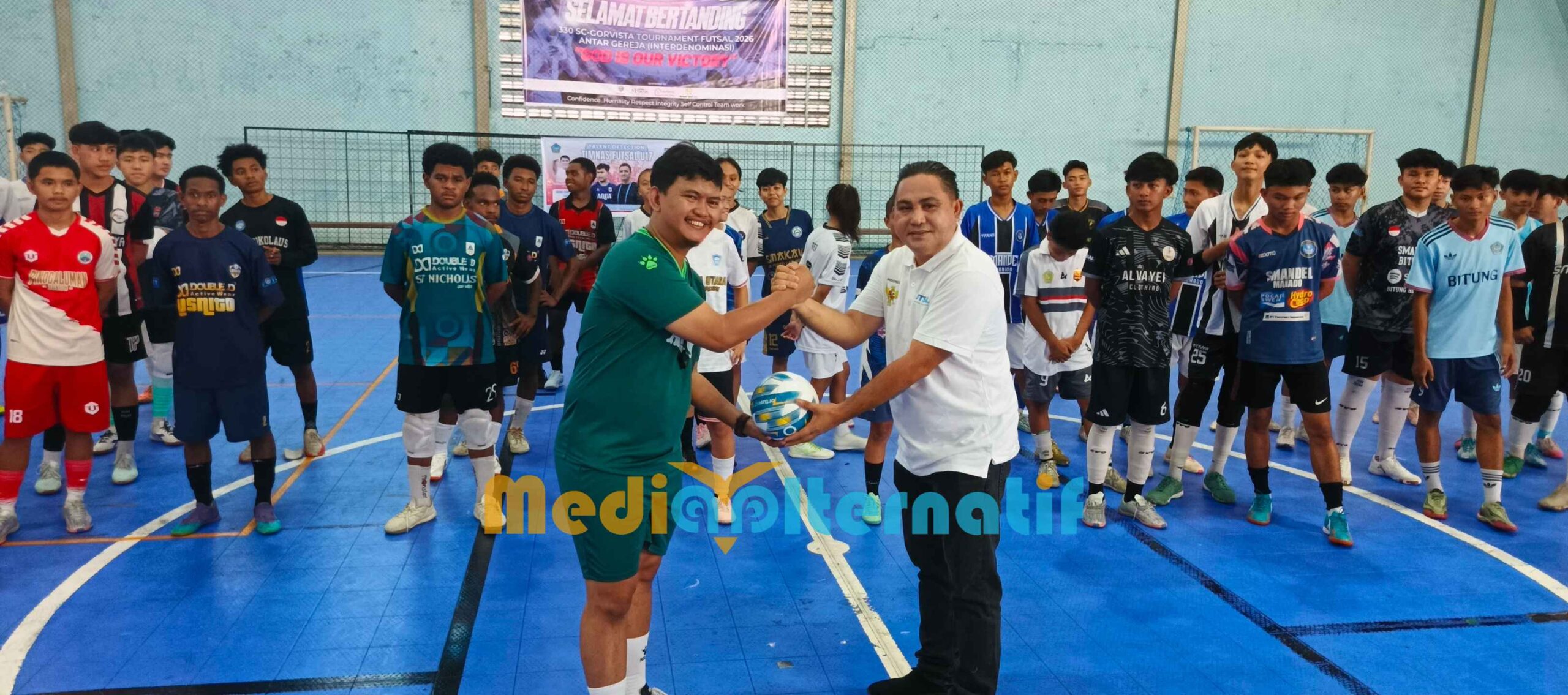 Ketua Asosiasi Futsal Provinsi (AFP) Sulawesi Utara (Sulut) Meyvo Rumengan bersama Coach Eka Sanjaya di GOR Vista Malalayang. (foto : mediaalternatif)