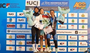 ‎Jireh Gracia Waleleng saat naik podium utama pada ajang Indonesian Road Cycling Championship (IRCC) 2026 yang berlangsung di Pangandaran, Jawa Barat, pada 18–22 Juni 2026. (foto : istimewa)