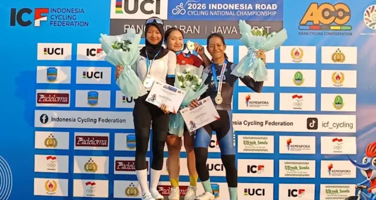 ‎Jireh Gracia Waleleng saat naik podium utama pada ajang Indonesian Road Cycling Championship (IRCC) 2026 yang berlangsung di Pangandaran, Jawa Barat, pada 18–22 Juni 2026. (foto : istimewa)