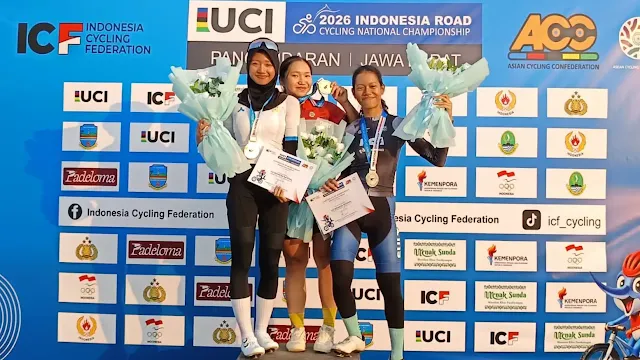 ‎Jireh Gracia Waleleng saat naik podium utama pada ajang Indonesian Road Cycling Championship (IRCC) 2026 yang berlangsung di Pangandaran, Jawa Barat, pada 18–22 Juni 2026. (foto : istimewa)