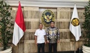 Gubernur YSK bersama Menteri ESDM Bahlil Lahadalia, (foto : ist)