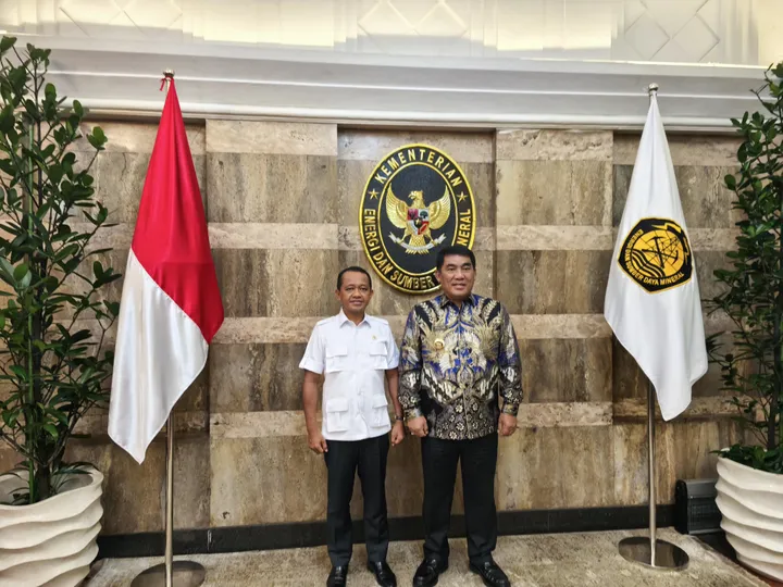 Gubernur YSK bersama Menteri ESDM Bahlil Lahadalia, (foto : ist)