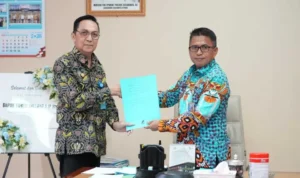 Wakili Gubernur YSK, Sekprov Tahlis Gallang serahkan SK, Rico Lasut resmi Plt Kadis Perindag Sulut (foto : ist)