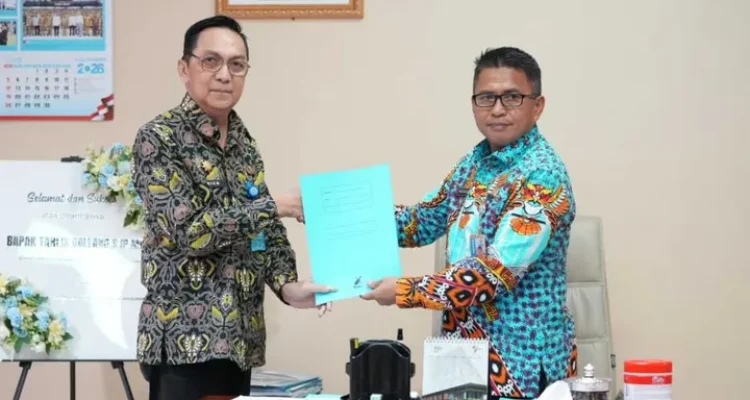 Wakili Gubernur YSK, Sekprov Tahlis Gallang serahkan SK, Rico Lasut resmi Plt Kadis Perindag Sulut (foto : ist)