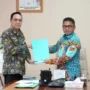 Wakili Gubernur YSK, Sekprov Tahlis Gallang serahkan SK, Rico Lasut resmi Plt Kadis Perindag Sulut (foto : ist)