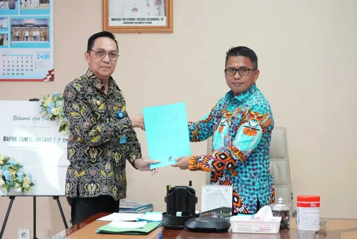Wakili Gubernur YSK, Sekprov Tahlis Gallang serahkan SK, Rico Lasut resmi Plt Kadis Perindag Sulut (foto : ist)