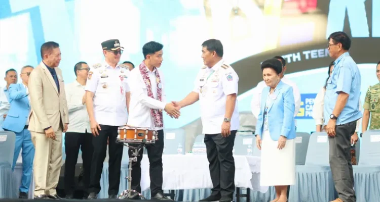 Momen kebersamaan Wapres Gibran dan Gubernur YSK di pembukaan Perkemahan Pemuda GPDI Sulawesi Utara. (dok.istimewa)