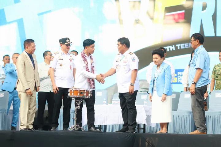 Momen kebersamaan Wapres Gibran dan Gubernur YSK di pembukaan Perkemahan Pemuda GPDI Sulawesi Utara. (dok.istimewa)