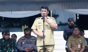 FB_IMG_1781615334988 Gubernur Sulawesi Utara Yulius Selvanus Komaling (YSK) saat memberikan sambutan dalam acara perayaan hari raya Qurban di Manado, Sulawesi Utara. Gubernur YSK juga menyampaikan ucapan selamat Tahun Baru Islam 1 Muharram 1448 Hijriah kepada seluruh umat Muslim di Sulut. (foto : ist)