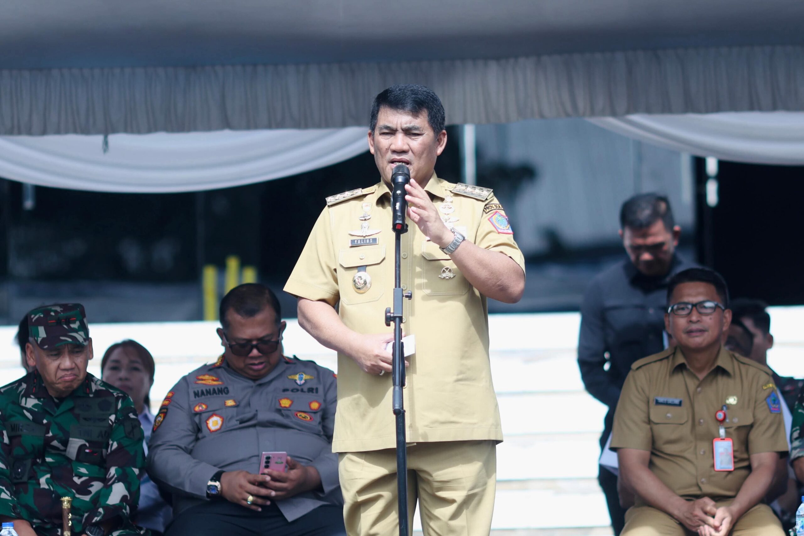 Gubernur Sulawesi Utara Yulius Selvanus Komaling (YSK) saat memberikan sambutan dalam acara perayaan hari raya Qurban di Manado, Sulawesi Utara. Gubernur YSK juga menyampaikan ucapan selamat Tahun Baru Islam 1 Muharram 1448 Hijriah kepada seluruh umat Muslim di Sulut. (foto : ist)