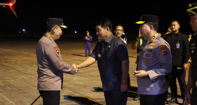 Gubernur YSK sambut kedatangan Kapolri Listyo Sigit Prabowo. (foto : ist)