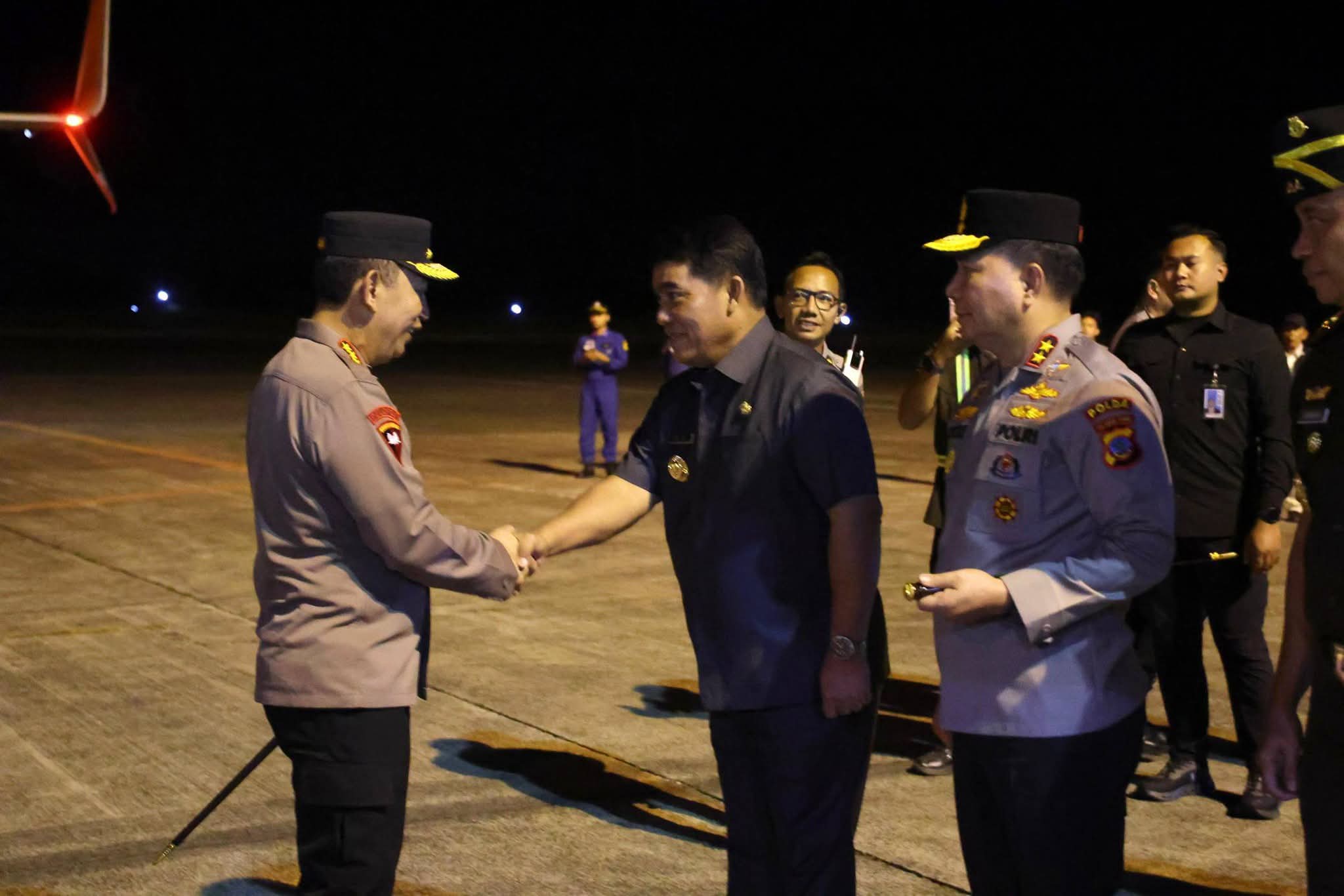 Gubernur YSK sambut kedatangan Kapolri Listyo Sigit Prabowo. (foto : ist)