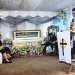 Kasat Pol PP Minsel saat membawakan sambutan di Rumah Duka, (foto : ist)