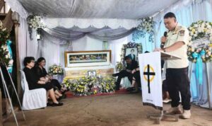 Kasat Pol PP Minsel saat membawakan sambutan di Rumah Duka, (foto : ist)