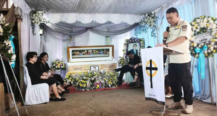 Kasat Pol PP Minsel saat membawakan sambutan di Rumah Duka, (foto : ist)