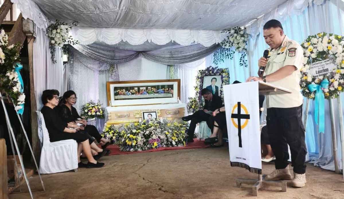 Kasat Pol PP Minsel saat membawakan sambutan di Rumah Duka, (foto : ist)