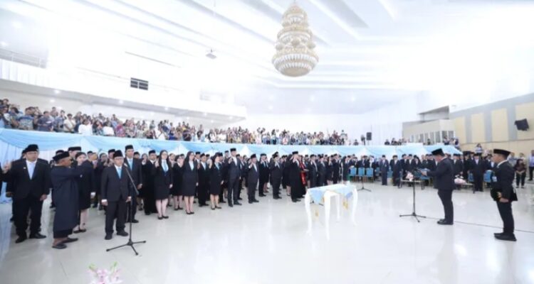 Gubernur YSK saat melantik dan mengambil sumpah/janji jabatan 134 Pejabat Eselon III dan IV, (foto : ist)