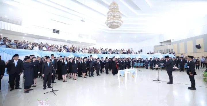 Gubernur YSK saat melantik dan mengambil sumpah/janji jabatan 134 Pejabat Eselon III dan IV, (foto : ist)