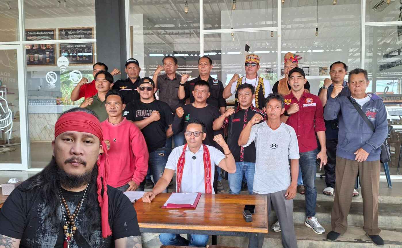 Konferensi Pers Aliansi Masyarakat Peduli Kutai Barat (Kubar), insert foto Panglima Besar Andy Rompas. (foto : ist)