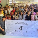 Owner Allure Coffee Penzy dan Chika Manalip bersama team saat berbagi dengan anak-anak Yayasan Panti Asuhan dan Rumah Singgah Terang Titipan Tuhan, Minggu (21/6/2026).