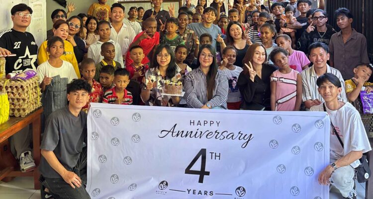 Owner Allure Coffee Penzy dan Chika Manalip bersama team saat berbagi dengan anak-anak Yayasan Panti Asuhan dan Rumah Singgah Terang Titipan Tuhan, Minggu (21/6/2026).