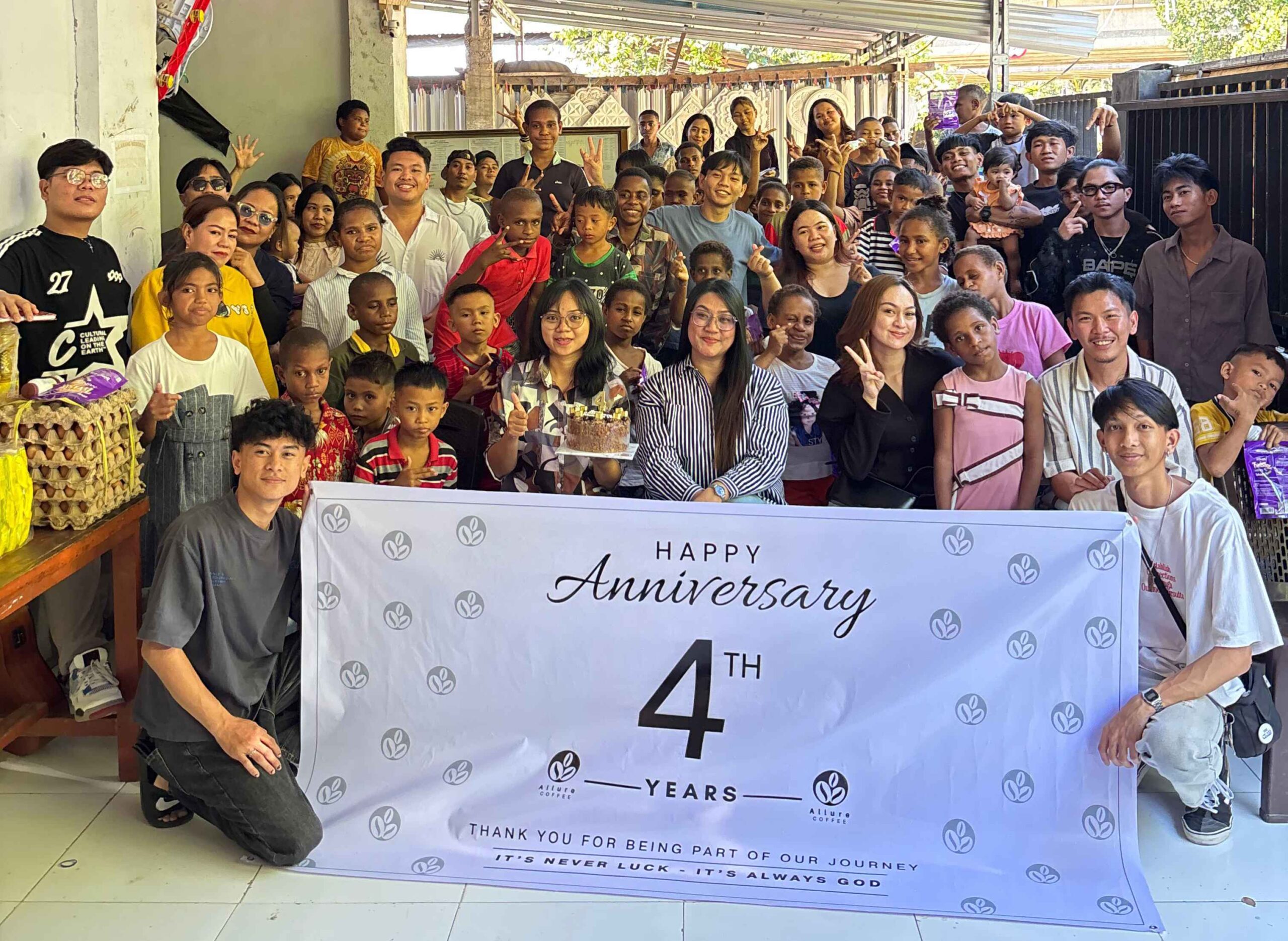Owner Allure Coffee Penzy dan Chika Manalip bersama team saat berbagi dengan anak-anak Yayasan Panti Asuhan dan Rumah Singgah Terang Titipan Tuhan, Minggu (21/6/2026).