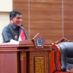 Gubernur Mayjen TNI (Purn) Yulius Selvanus, SE di Paripurna DPRD Sulut, (foto : istimewa)
