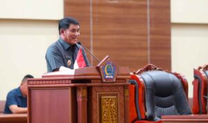 Gubernur Mayjen TNI (Purn) Yulius Selvanus, SE di Paripurna DPRD Sulut, (foto : istimewa)