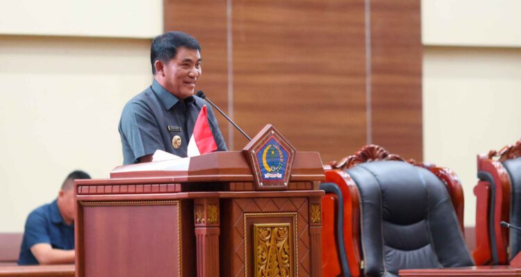 IMG_20260623_200419_565 Gubernur Mayjen TNI (Purn) Yulius Selvanus, SE di Paripurna DPRD Sulut, (foto : istimewa)