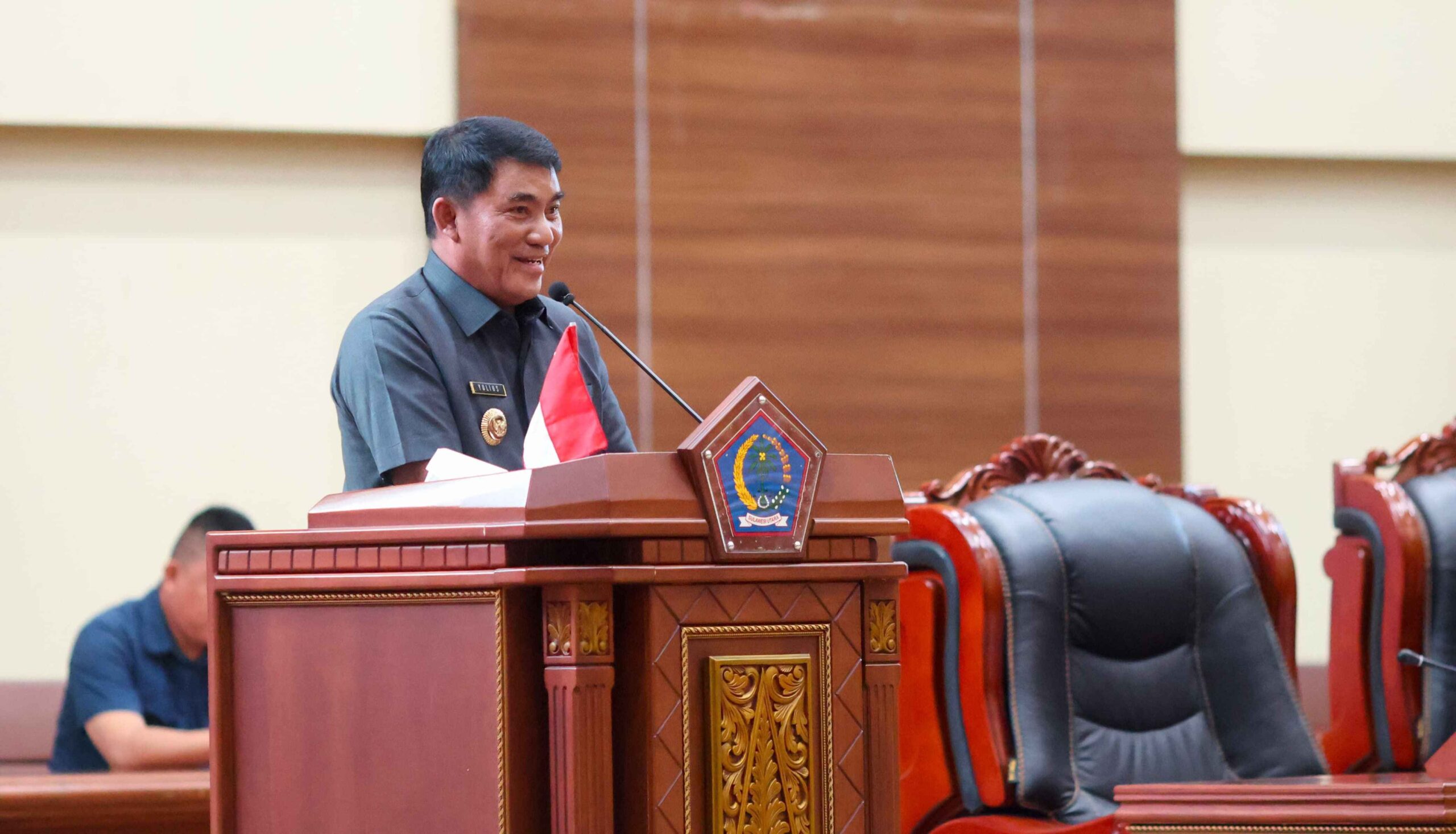 Gubernur Mayjen TNI (Purn) Yulius Selvanus, SE di Paripurna DPRD Sulut, (foto : istimewa)