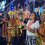 Ketua Umum LPPD Provinsi Sulawesi Utara, Anik Yulius Selvanus saat menerima trophy jauara umum piala presiden. (dok.istimewa)