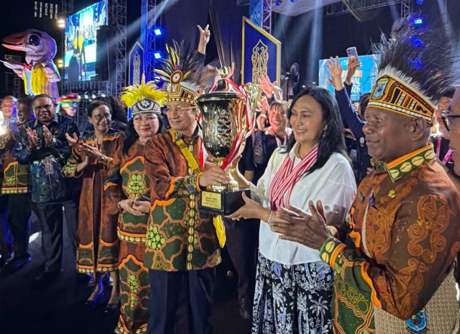 Ketua Umum LPPD Provinsi Sulawesi Utara, Anik Yulius Selvanus saat menerima trophy jauara umum piala presiden. (dok.istimewa)