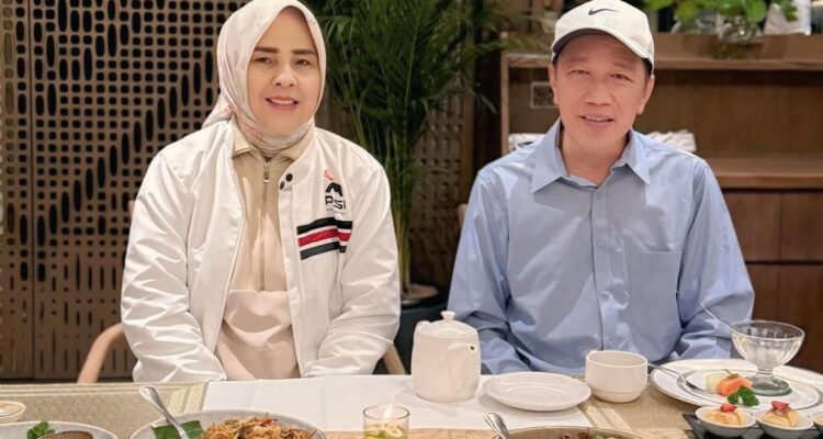‎Momen Ketua DPW PSI Sulut Tatong Bara bersama Motivator PSI Joko Widodo (foto : istimewa)
