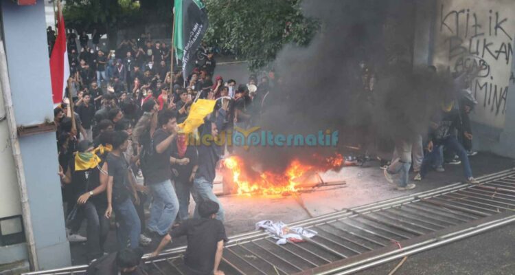Aksi demonstrasi mahasiswa di depan Kantor DPRD Sulawesi Utara, Rabu (17/6/2026)