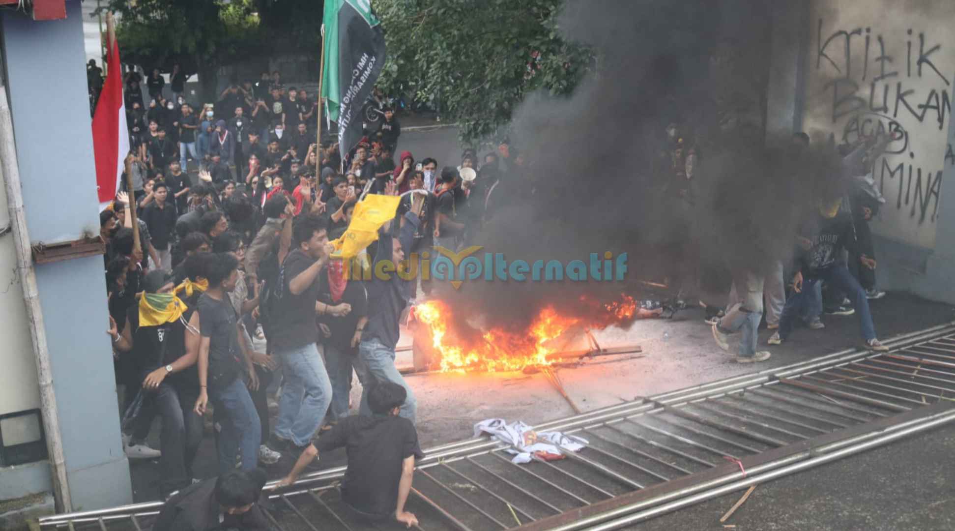 Aksi demonstrasi mahasiswa di depan Kantor DPRD Sulawesi Utara, Rabu (17/6/2026)