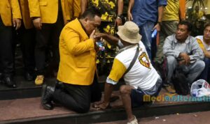 Momen haru Sekjen Hanura Benny Rhamdani bersama penyandang disabilitas Anta usai Pelantikan DPD Hanura Sulut, di M Icon convention centre, Kamis (18/6/2026).