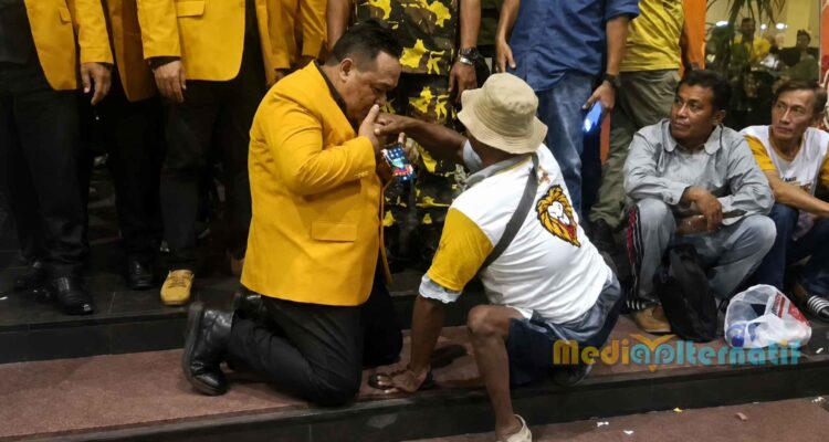 Momen haru Sekjen Hanura Benny Rhamdani bersama penyandang disabilitas Anta usai Pelantikan DPD Hanura Sulut, di M Icon convention centre, Kamis (18/6/2026).
