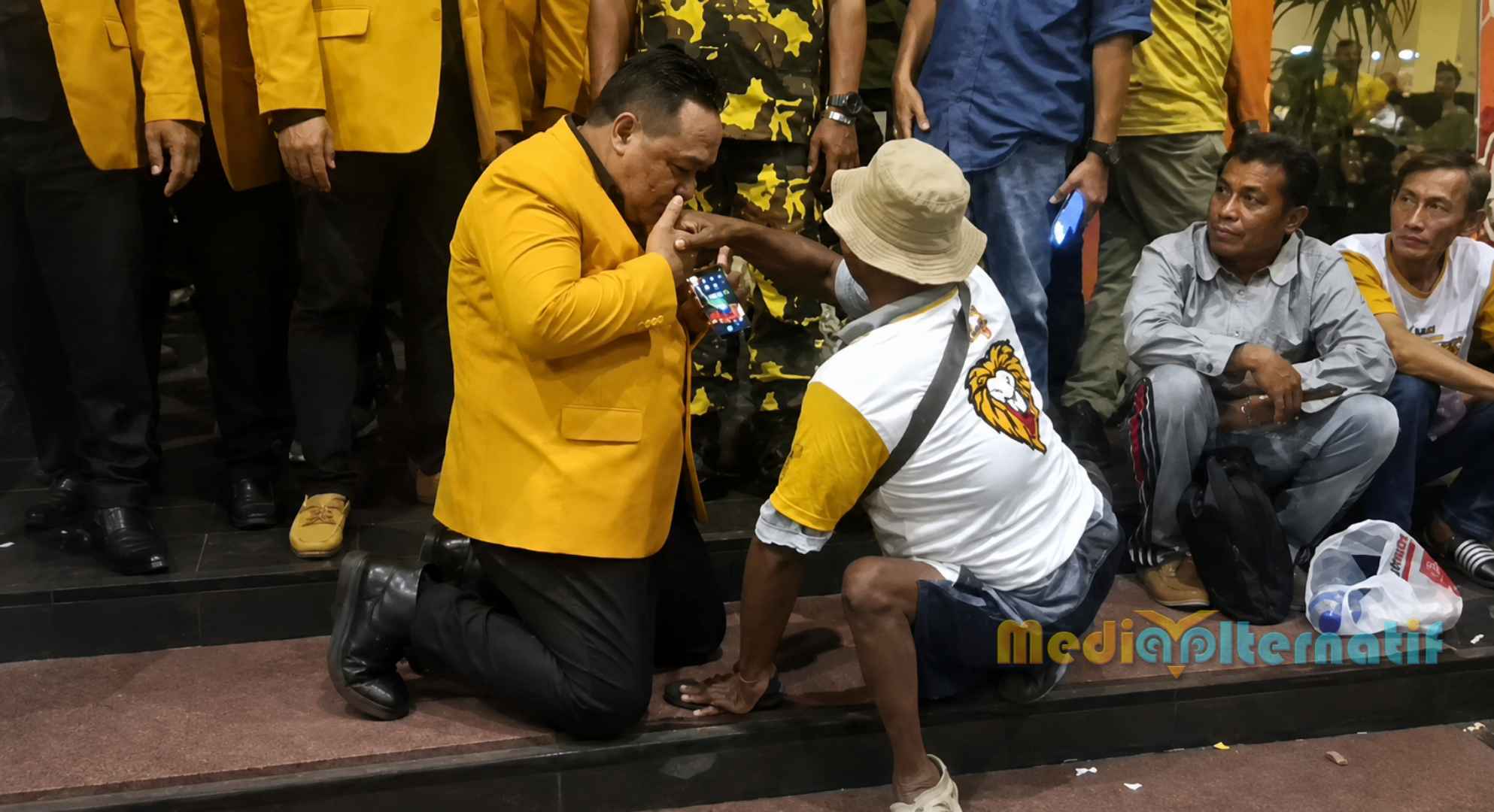 Momen haru Sekjen Hanura Benny Rhamdani bersama penyandang disabilitas Anta usai Pelantikan DPD Hanura Sulut, di M Icon convention centre, Kamis (18/6/2026).
