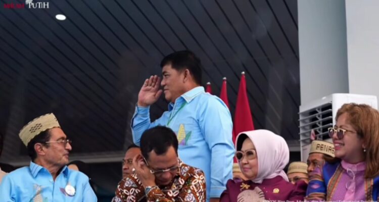 Momen saat Presiden Prabowo menyapa Gubernur Yulius Selvanus. (dok.istimewa)