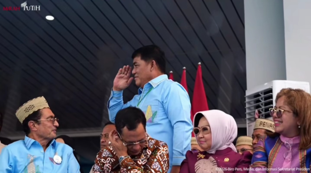 Momen saat Presiden Prabowo menyapa Gubernur Yulius Selvanus. (dok.istimewa)