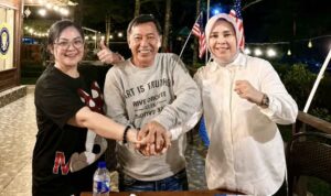 James Sumendap diapit Ketua dan Sekretaris DPW PSI Sulut di Camp James, Remboken, Senin (29/6/2026). (dok.SAS)
