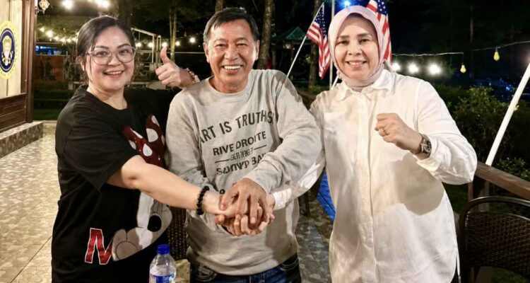 James Sumendap diapit Ketua dan Sekretaris DPW PSI Sulut di Camp James, Remboken, Senin (29/6/2026). (dok.SAS)