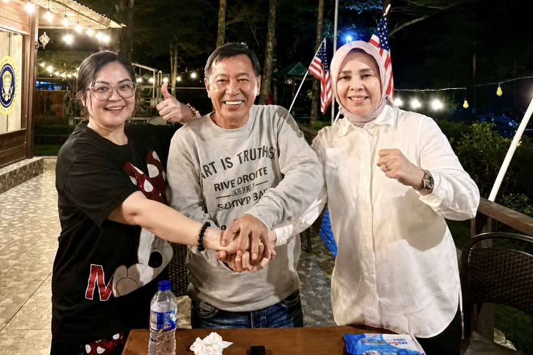 James Sumendap diapit Ketua dan Sekretaris DPW PSI Sulut di Camp James, Remboken, Senin (29/6/2026). (dok.SAS)