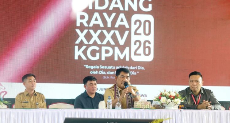 Gubernur Yulius Selvanus saat menghadiri Sidang Raya XXXV Kerapatan Gereja Protestan Minahasa (KGPM) Tahun 2026