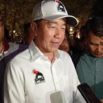 Presiden ke-7 RI Joko Widodo (Jokowi) saat mengenakan jaket PSI usai menghadiri Rakorda DPD PSI Kota Bandar Lampung. (dok.detikcom)