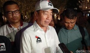 Presiden ke-7 RI Joko Widodo (Jokowi) saat mengenakan jaket PSI usai menghadiri Rakorda DPD PSI Kota Bandar Lampung. (dok.detikcom)