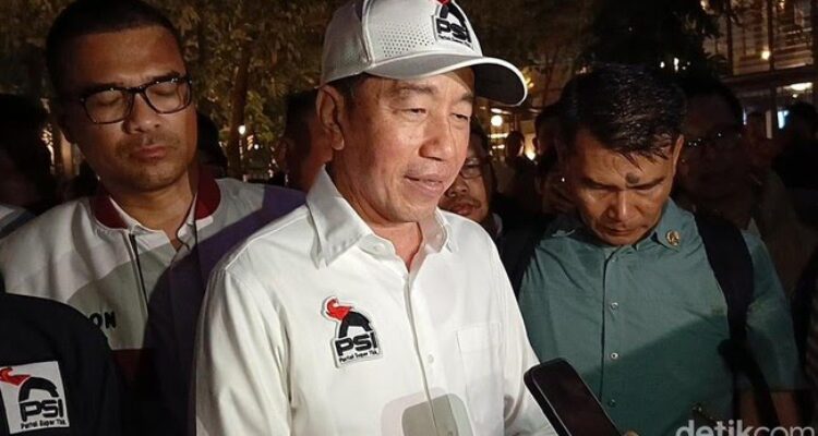 Presiden ke-7 RI Joko Widodo (Jokowi) saat mengenakan jaket PSI usai menghadiri Rakorda DPD PSI Kota Bandar Lampung. (dok.detikcom)