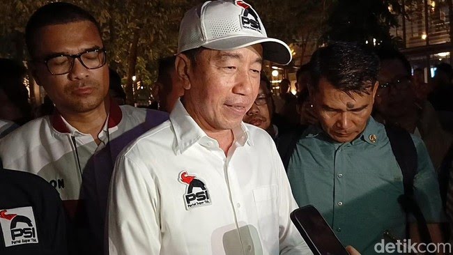 Presiden ke-7 RI Joko Widodo (Jokowi) saat mengenakan jaket PSI usai menghadiri Rakorda DPD PSI Kota Bandar Lampung. (dok.detikcom)